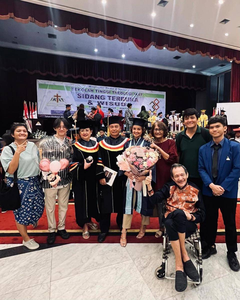 potret wisuda Joanna Alexandra (instagram.com/joannaalexandra)