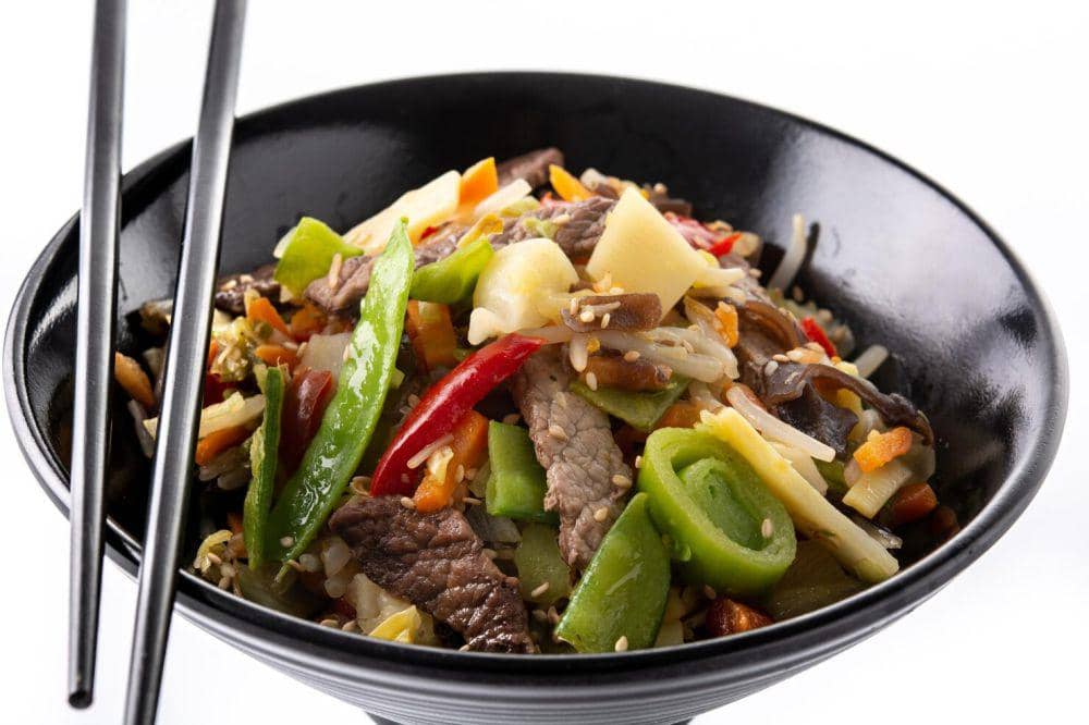 ilustrasi tumis daging dan sayuran (freepik.com/chandlervid85)