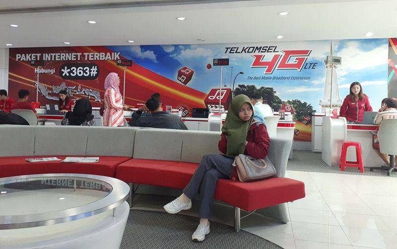 ilustrasi suasana di gerai GraPari Telkomsel Yogyakarta (google.com/maps/Rinna D. Rahayu)