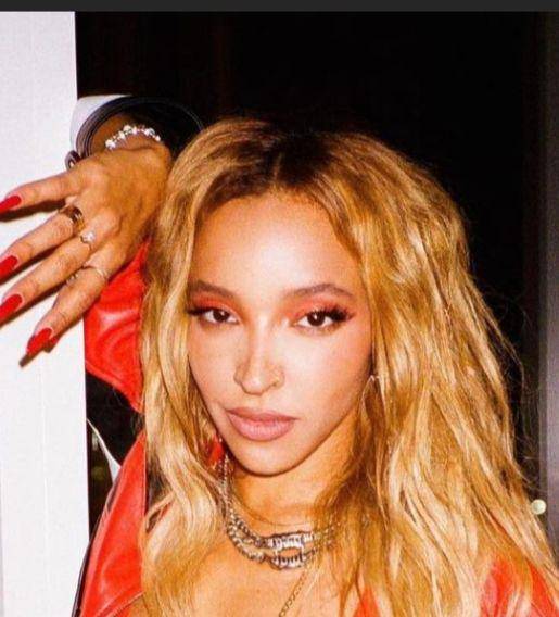 Tinashe (instagram.com/tinashenow)