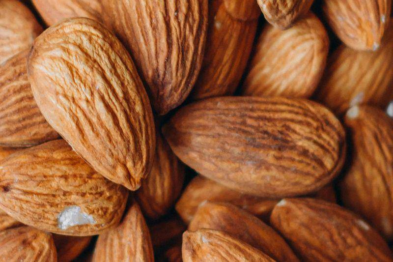 gambar kacang almond (unsplash.com/Raspopova Marina)