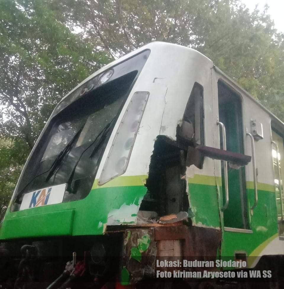 Kereta Commuter Tabrak Truk di Sidoarjo