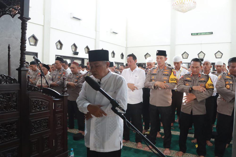 Polres Jombang Salat Gaib untuk Polisi Meninggal Dibakar Istri