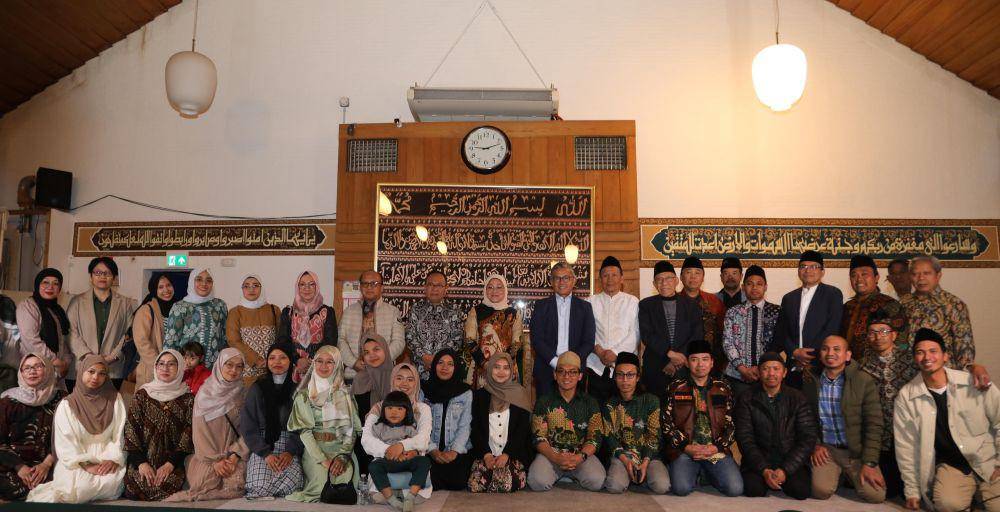Menaker Ida Fauziyah saat menemui Pengurus Cabang Istimewa (PCI) Nahdlatul Ulama (NU) Belanda, di Den Haag, Minggu (9/6/2024). (Dok. Kemnaker)