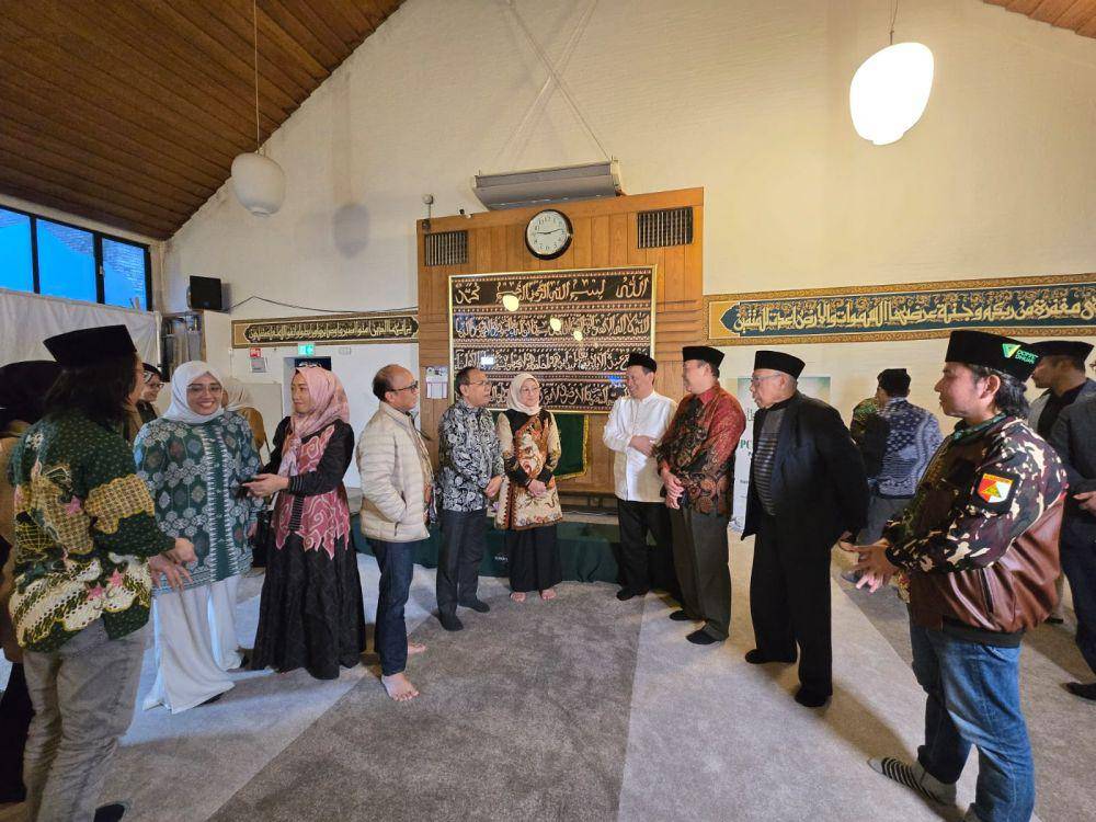 Menaker Ida Fauziyah saat menemui Pengurus Cabang Istimewa (PCI) Nahdlatul Ulama (NU) Belanda, di Den Haag, Minggu (9/6/2024). (Dok. Kemnaker)