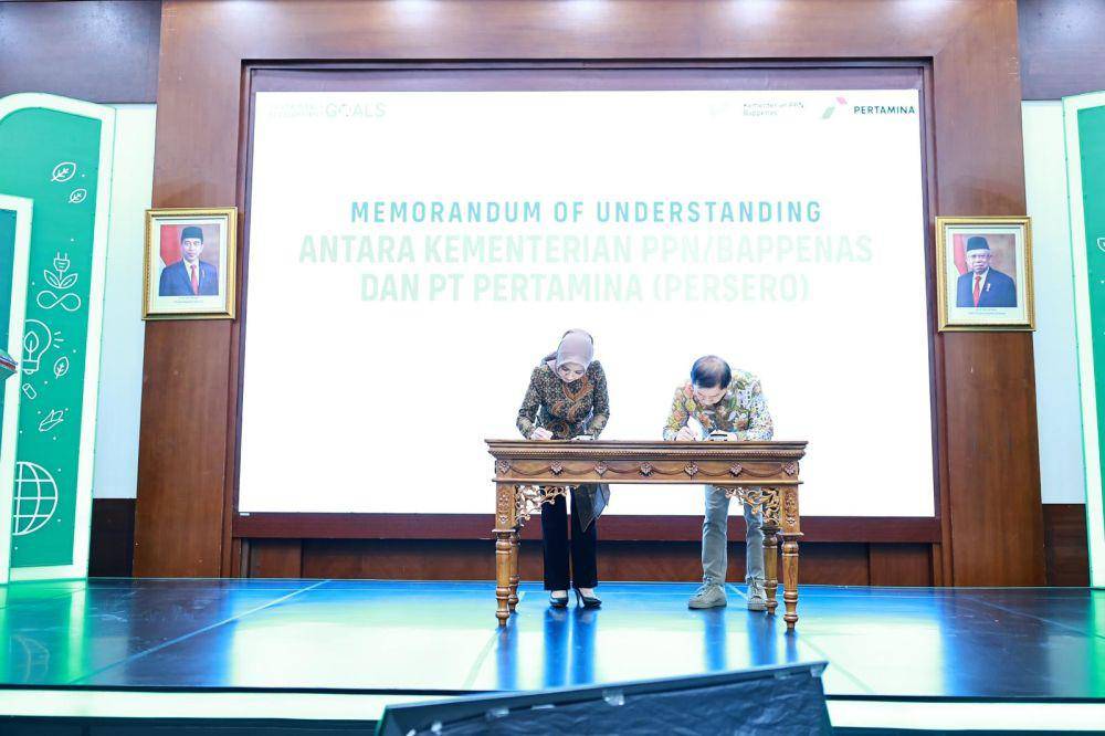 PT Pertamina (Persero) bersama Badan Perencanaan Pembangunan Nasional (Bapennas) melakukan penandatangan kerja sama untuk pengembangan kebijakan energi berkelanjutan. Penandatanganan dilakukan Senin, 10 Juni 2024, di Gedung Bappenas, Jakarta. (Dok. Pertamina)