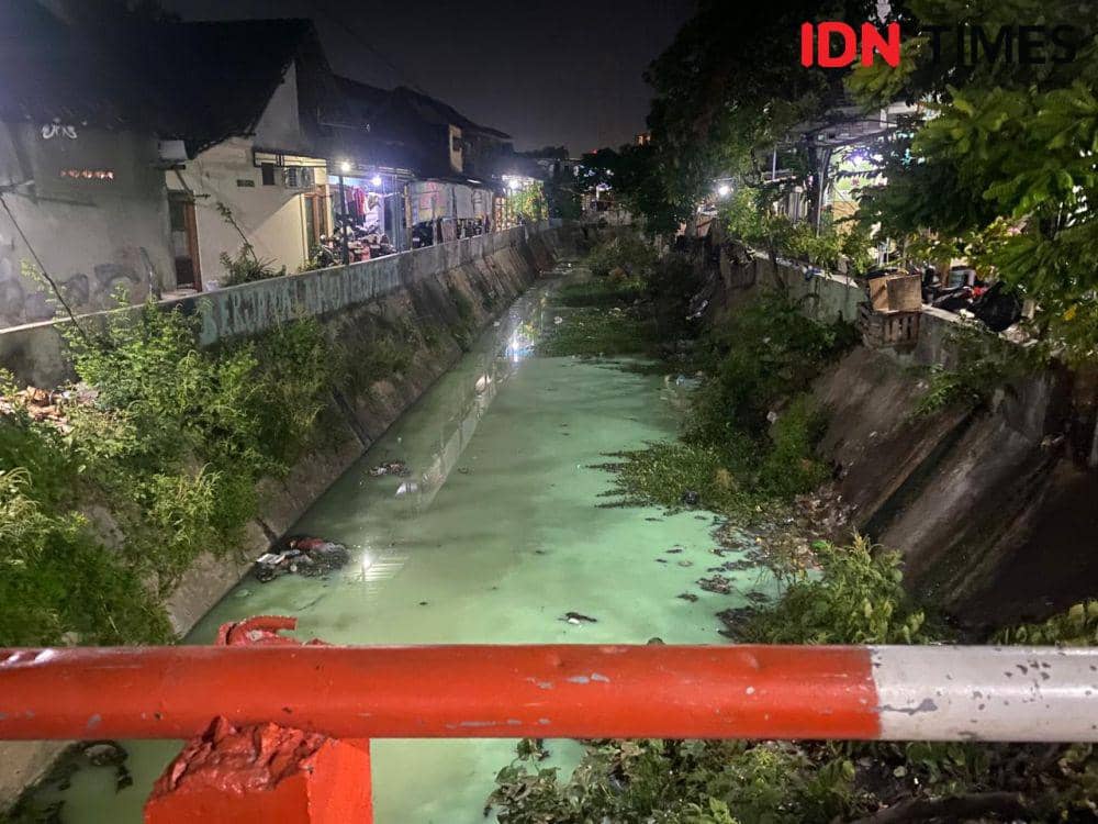 Sungai di Surabaya Ini Berubah Warna Jadi Hijau Tosca