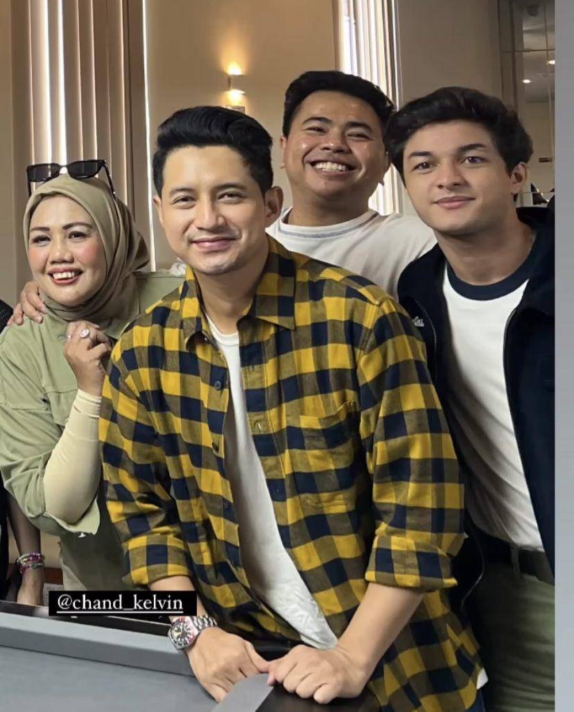 potret seleb hadiri grand opening bisnis biliar Billy Syahputra (Instagram.com/ellysugigi_real)