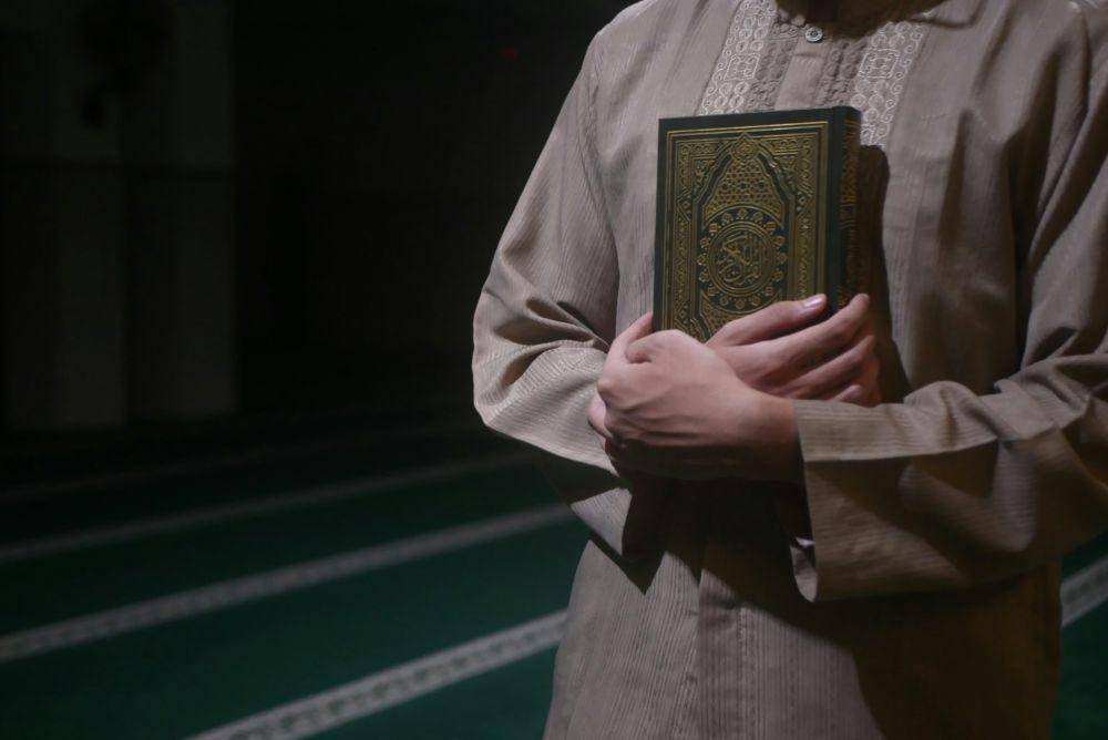 ilustrasi memeluk al qur'an ( unsplash.com / masjidmpd )