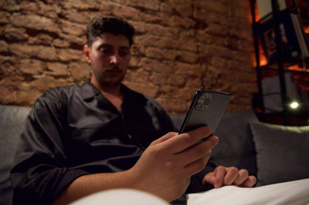 ilustrasi menggunakan smartphone (pexels.com/iam hogir)