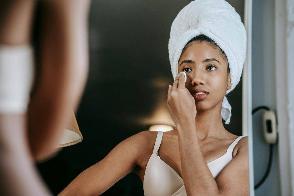 ilustrasi menggunakan makeup (pexels.com/Sora Shimazaki)