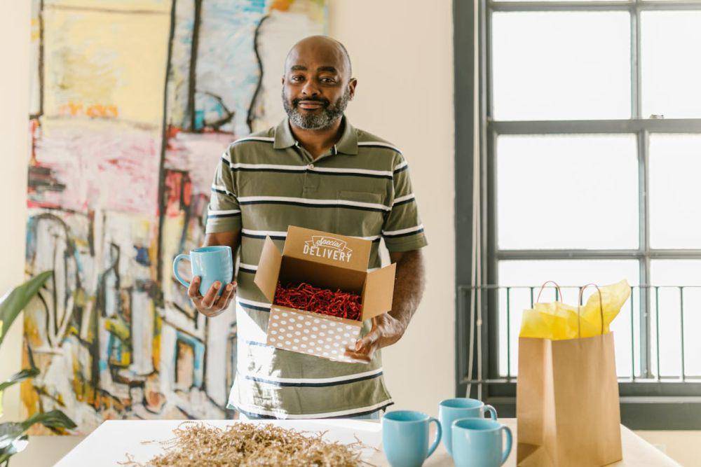 ilustrasi mengiklankan mug (pexels.com/RDNE Stock project)