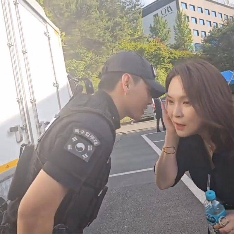 potret V BTS berpatroli di festival budaya (instagram.com/kuang_725)