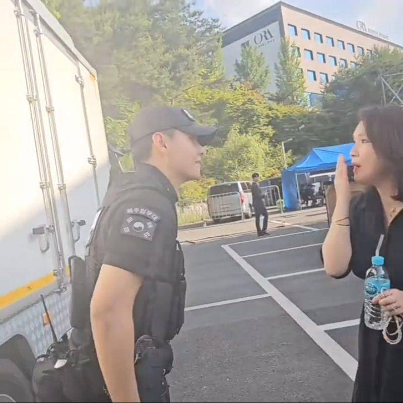 potret V BTS berpatroli di festival budaya (instagram.com/kuang_725)
