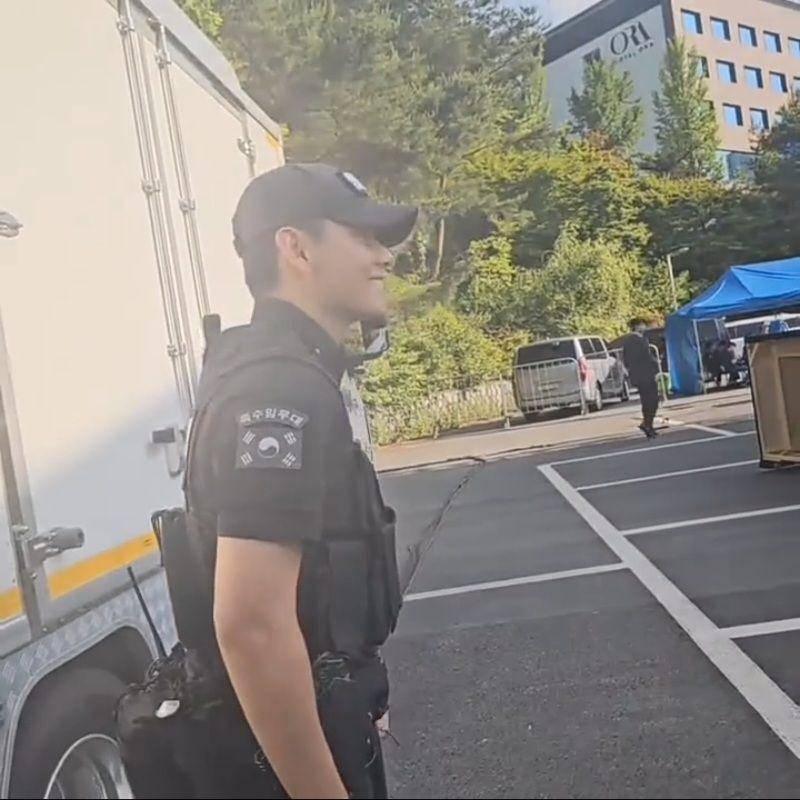 potret V BTS berpatroli di festival budaya (instagram.com/kuang_725)
