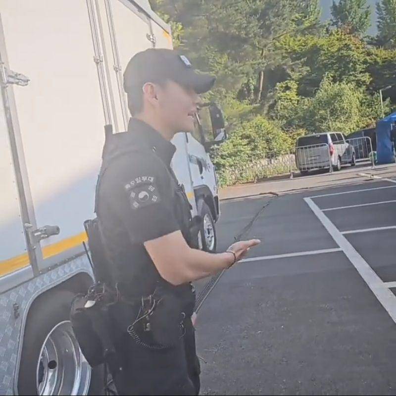 potret V BTS berpatroli di festival budaya (instagram.com/kuang_725)