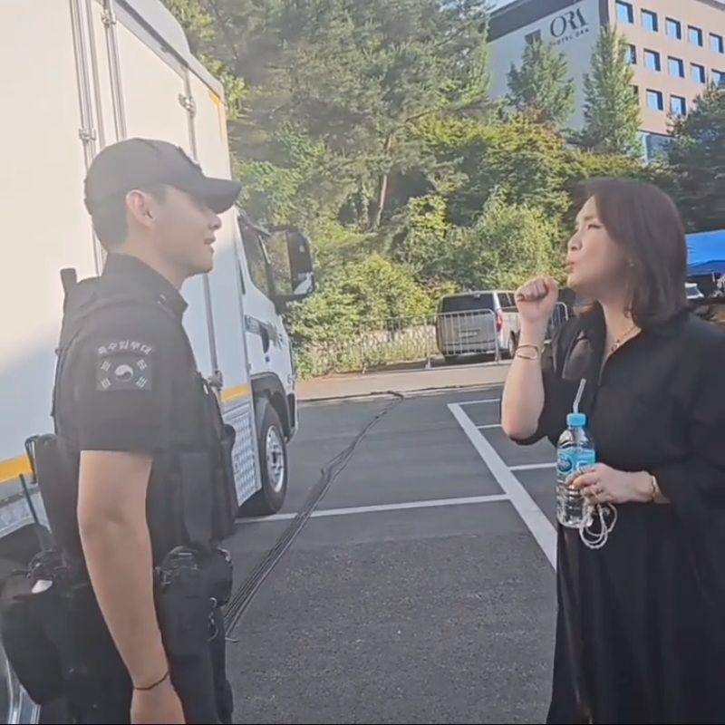 potret V BTS berpatroli di festival budaya (instagram.com/kuang_725)