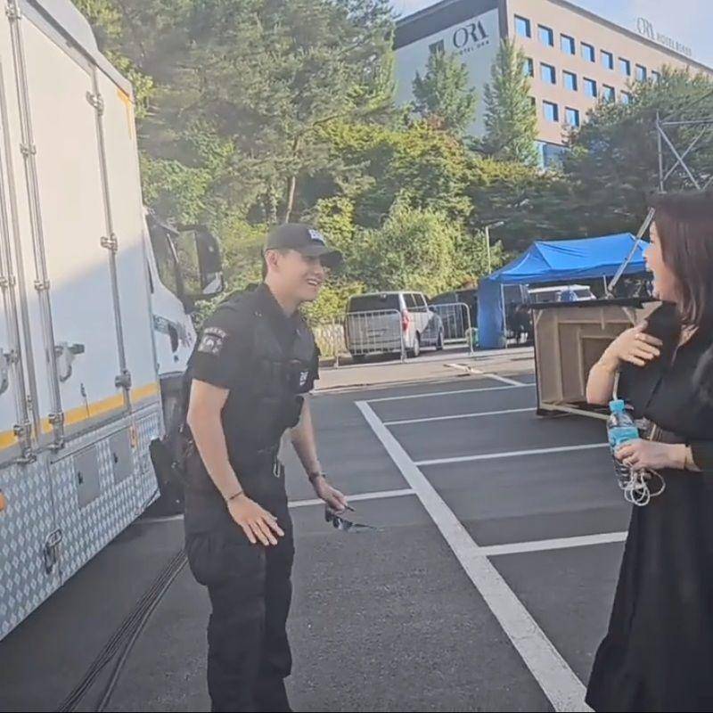 potret V BTS berpatroli di festival budaya (instagram.com/kuang_725)