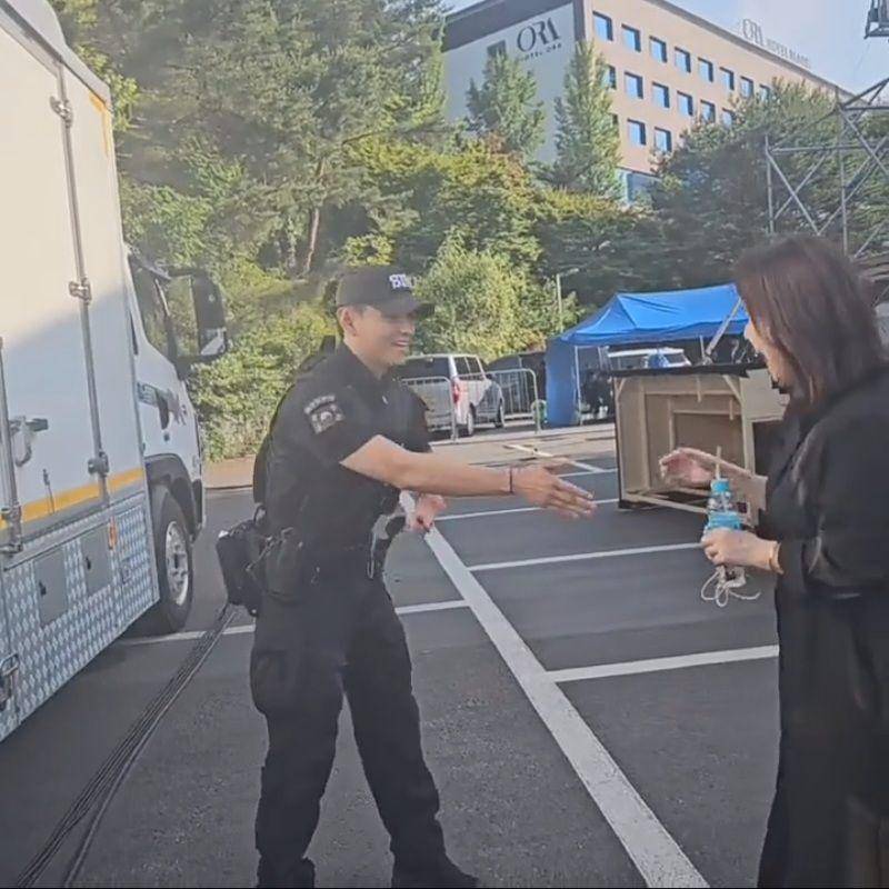 potret V BTS berpatroli di festival budaya (instagram.com/kuang_725)