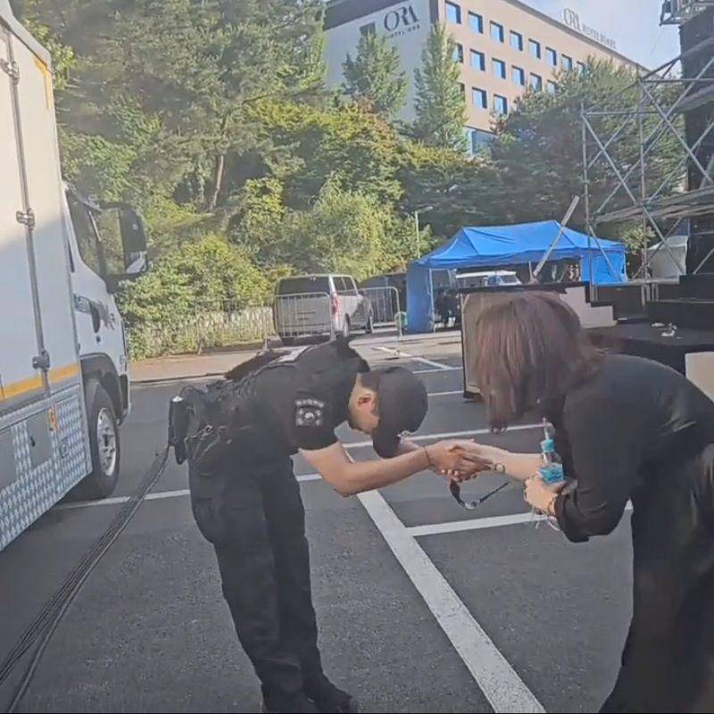 potret V BTS berpatroli di festival budaya (instagram.com/kuang_725)