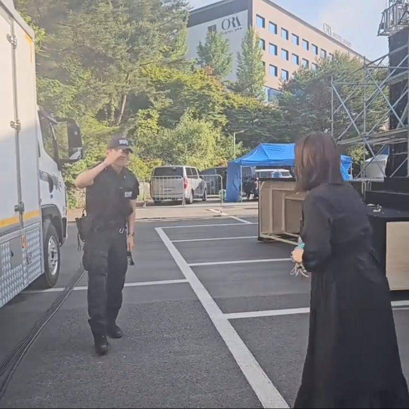 potret V BTS berpatroli di festival budaya (instagram.com/kuang_725)