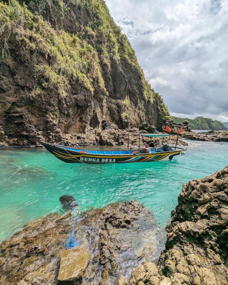 aktivitas seru di Pulau Bedil Banyuwangi (maps.google.com/Ibnu Abbas)