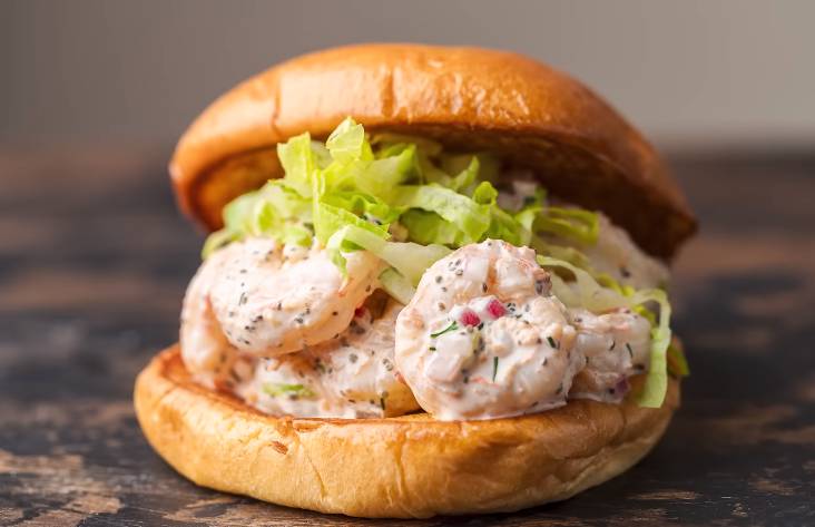 ilustrasi salad udang dalam isian burger (youtube.com/Sip and Feast)