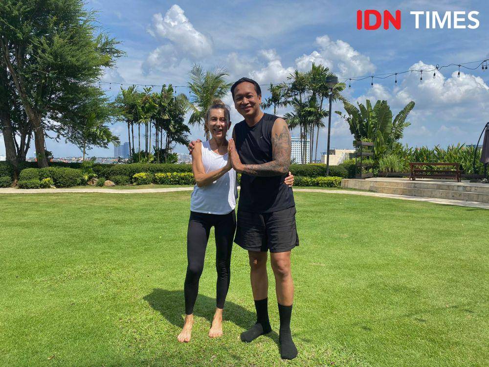 Potret dua guru yoga, yakni Monica Troiani dan Bodaz (IDN Times/Fina Wahibatun Nisa)