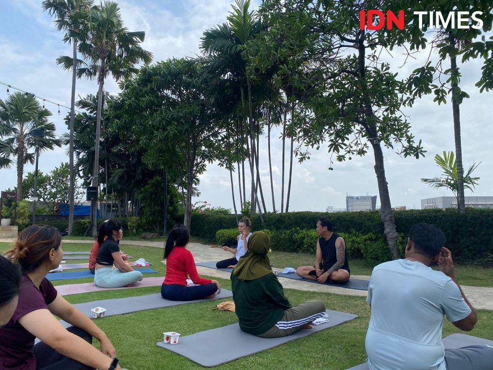 Potret sunrise yoga di JW Marriott Hotel Surabaya (IDN Times/Fina Wahibatun Nisa)