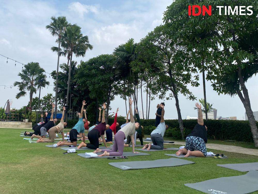 Potret sunrise yoga di JW Marriott Hotel Surabaya (IDN Times/Fina Wahibatun Nisa)