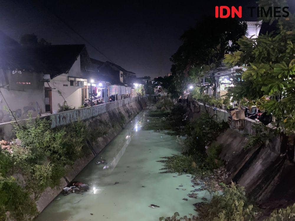 Sungai di Surabaya berubah warna jadi hijau tosca. (IDN Times/Khusnul Hasana)