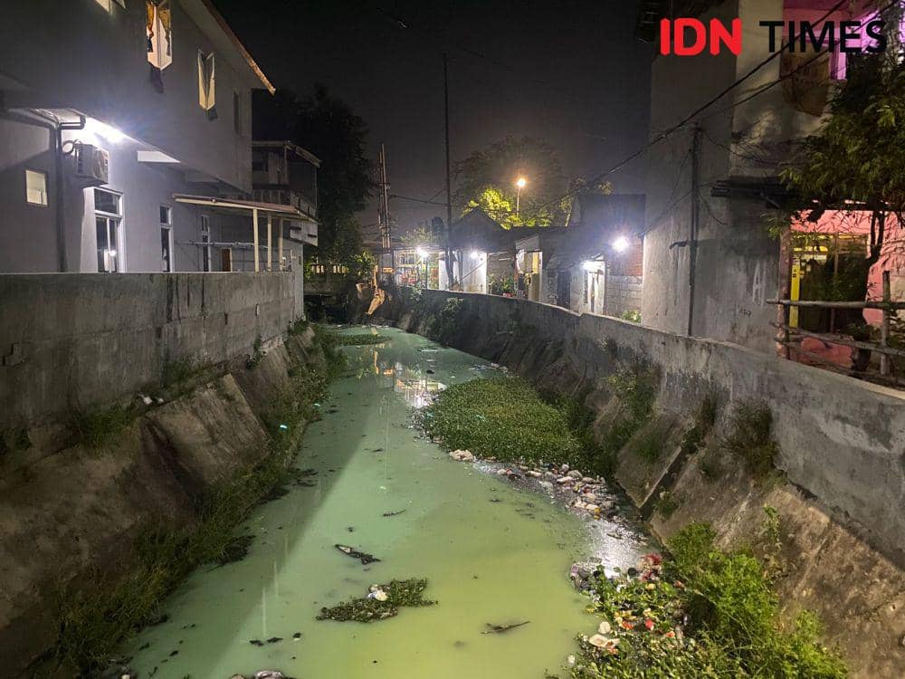 Sungai di Surabaya berubah warna jadi hijau tosca. (IDN Times/Khusnul Hasana)