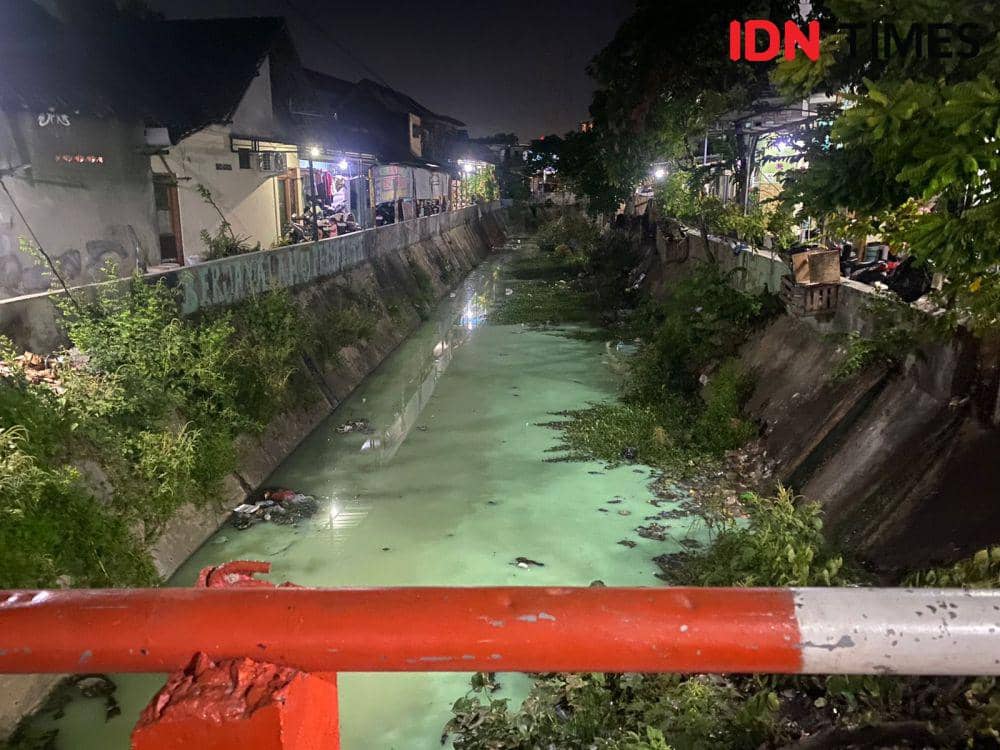 Sungai di Surabaya berubah warna jadi hijau tosca. (IDN Times/Khusnul Hasana)