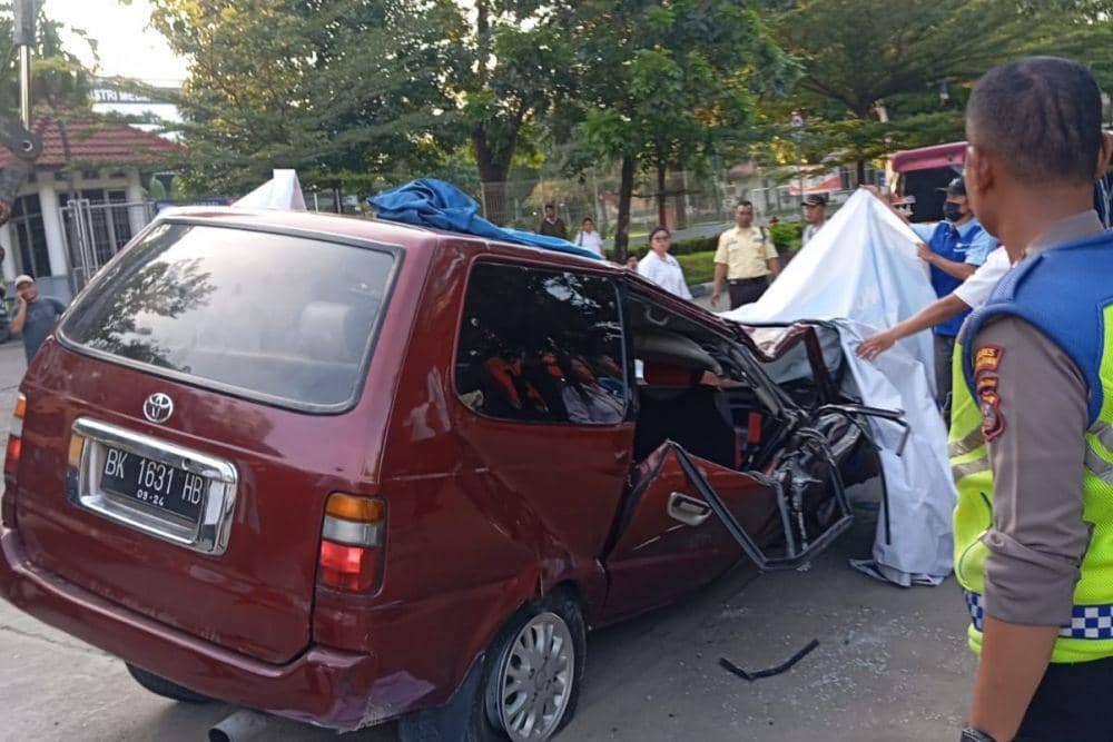 Kijang Tertimpa Kontainer di Medan, Korban Tewas Pelatih Voli Sumut