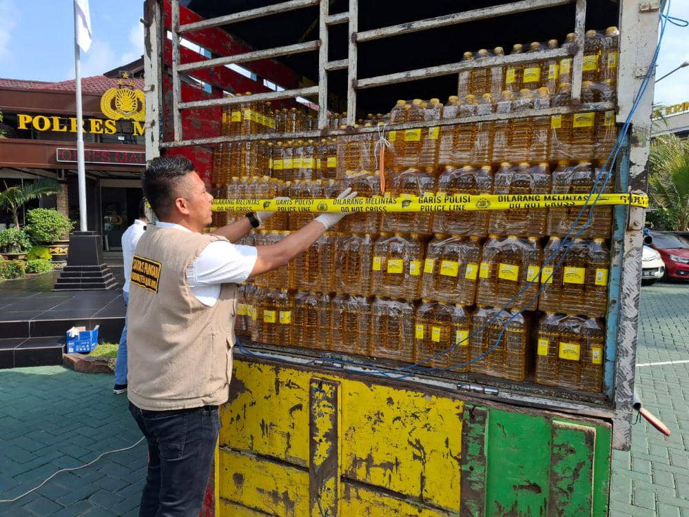 Konferensi pers kasus pabrik minyak goreng ilegal di Kabupaten Malang. (IDN Times/Rizal Adhi Pratama)