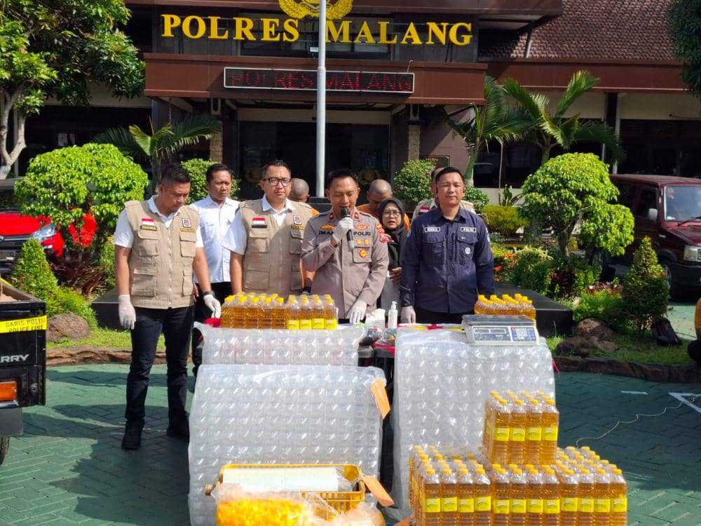 Konferensi pers kasus pabrik minyak goreng ilegal di Kabupaten Malang. (IDN Times/Rizal Adhi Pratama)