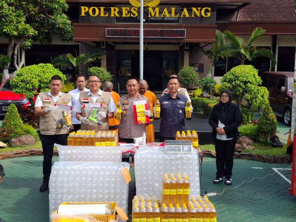 Konferensi pers kasus pabrik minyak goreng ilegal di Kabupaten Malang. (IDN Times/Rizal Adhi Pratama)