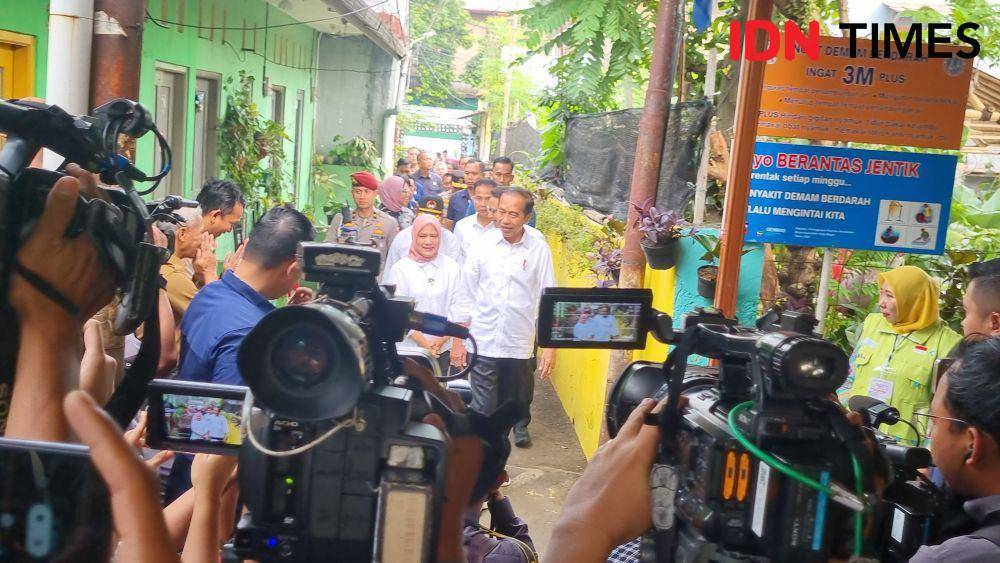 Presiden Jokowi dan Iriana meninjau posyandu di Kota Bogor (IDN Times/Ilman Nafi'an)