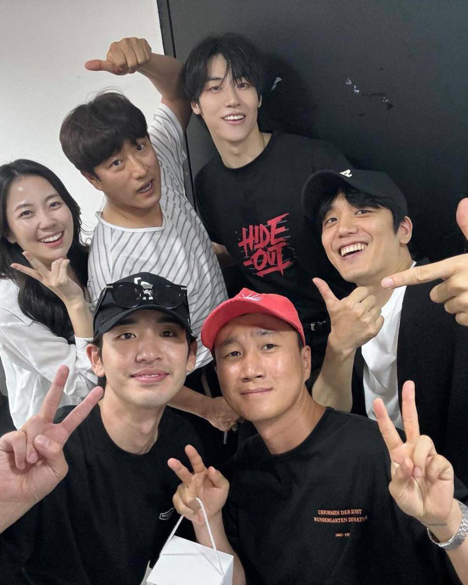 potret cast dan staf Lovely Runner nonton konser Seunghyub N.Flying (instagram.com/sssn9_zzzn9)