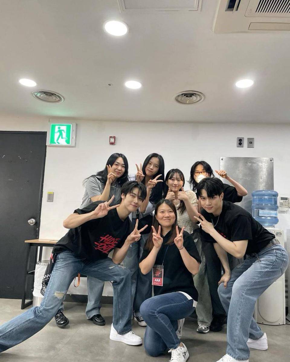 potret cast dan staf Lovely Runner nonton konser Seunghyub N.Flying (instagram.com/sssn9_zzzn9)