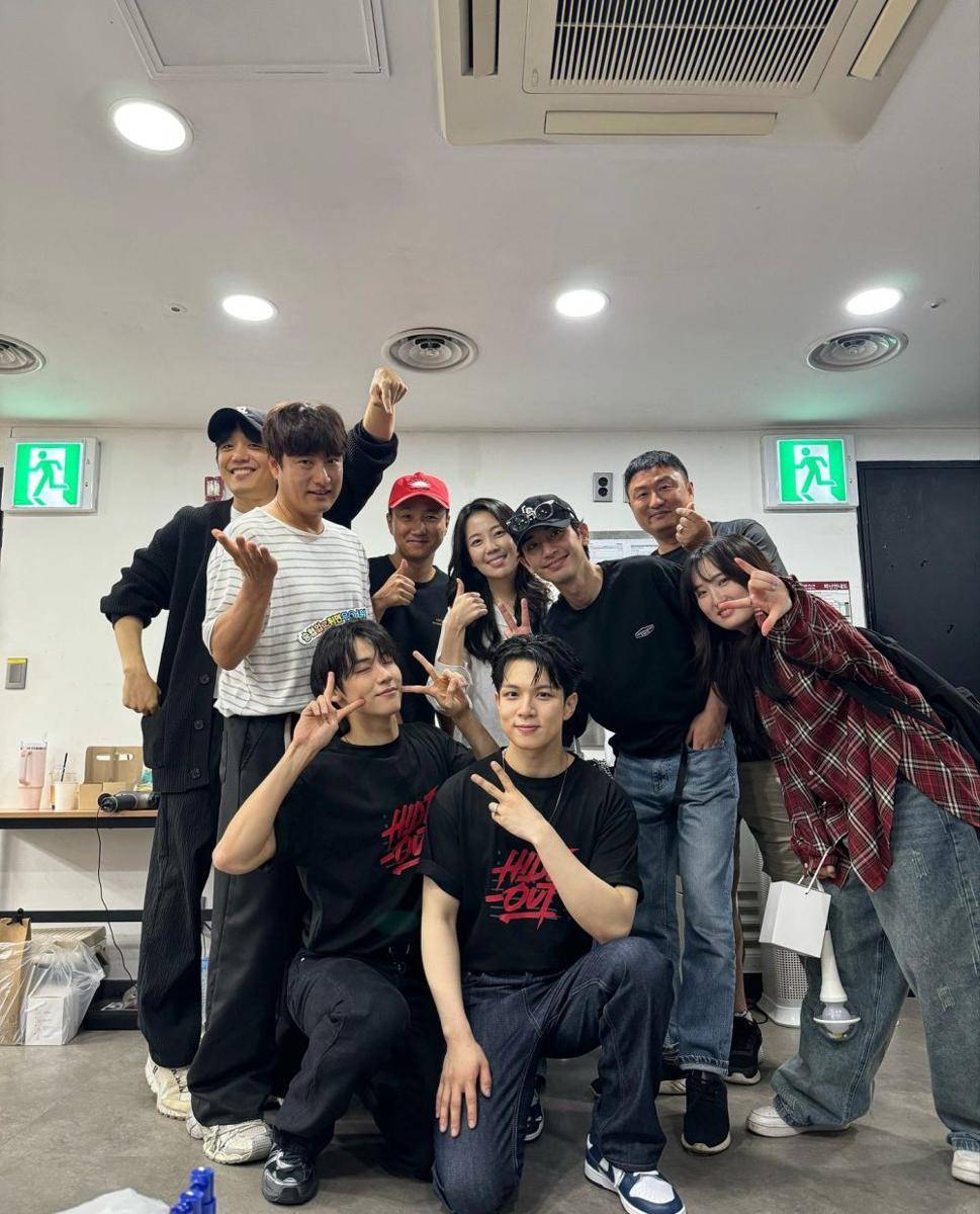 potret cast dan staf Lovely Runner nonton konser Seunghyub N.Flying (instagram.com/sssn9_zzzn9)