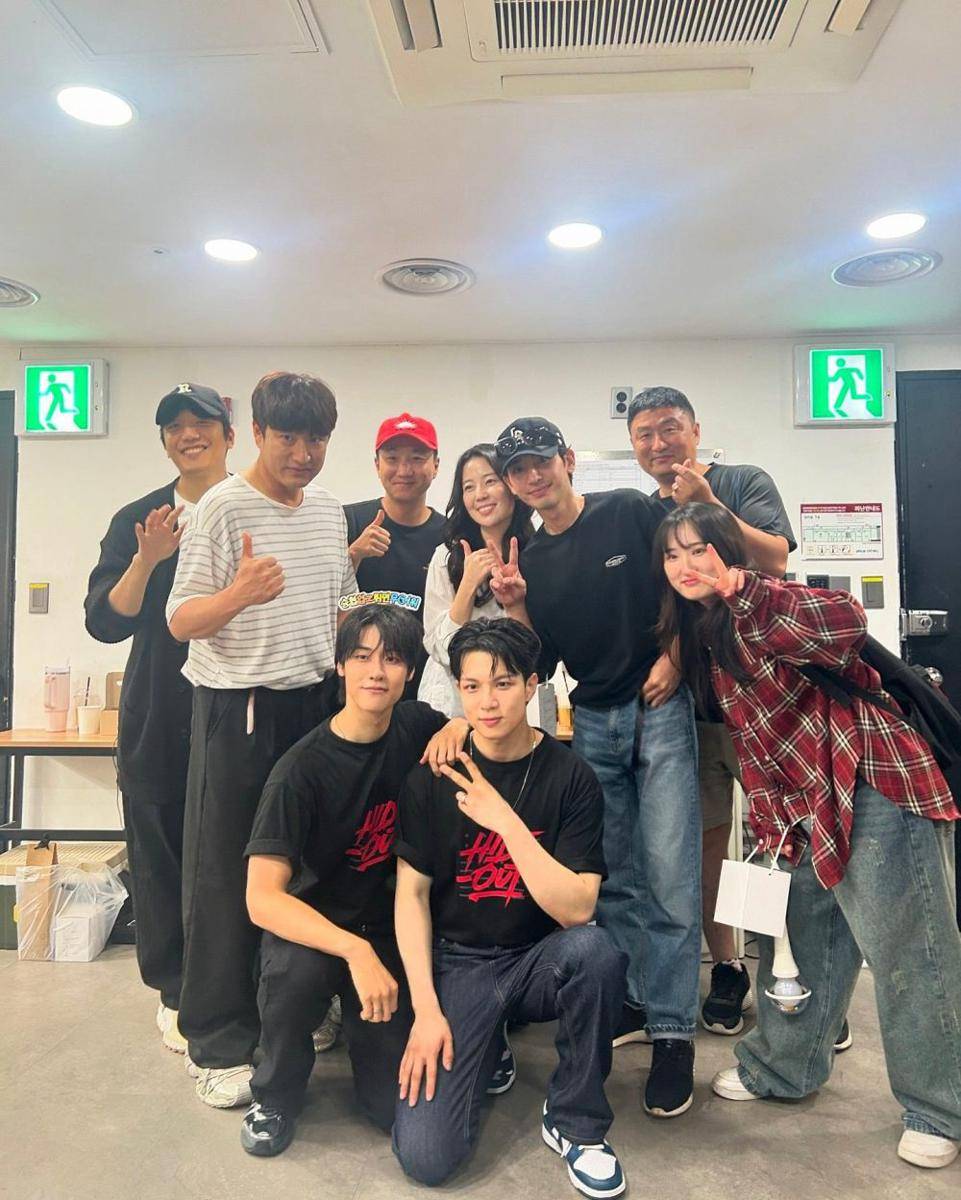 potret cast dan staf Lovely Runner nonton konser Seunghyub N.Flying (instagram.com/sssn9_zzzn9)