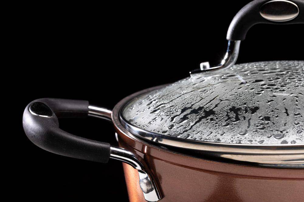 ilustrasi memasak dengan panci tertutup (freepik.com/KamranAydinov)