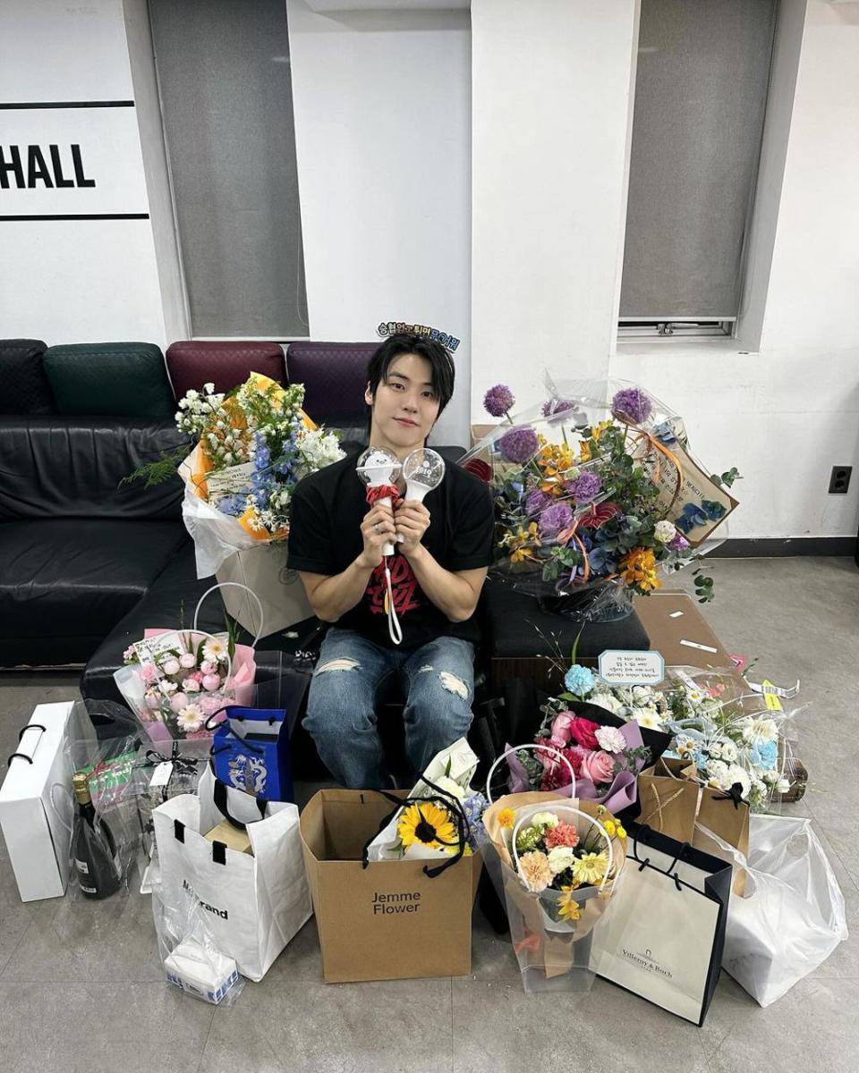 potret cast dan staf Lovely Runner nonton konser Seunghyub N.Flying (instagram.com/sssn9_zzzn9)