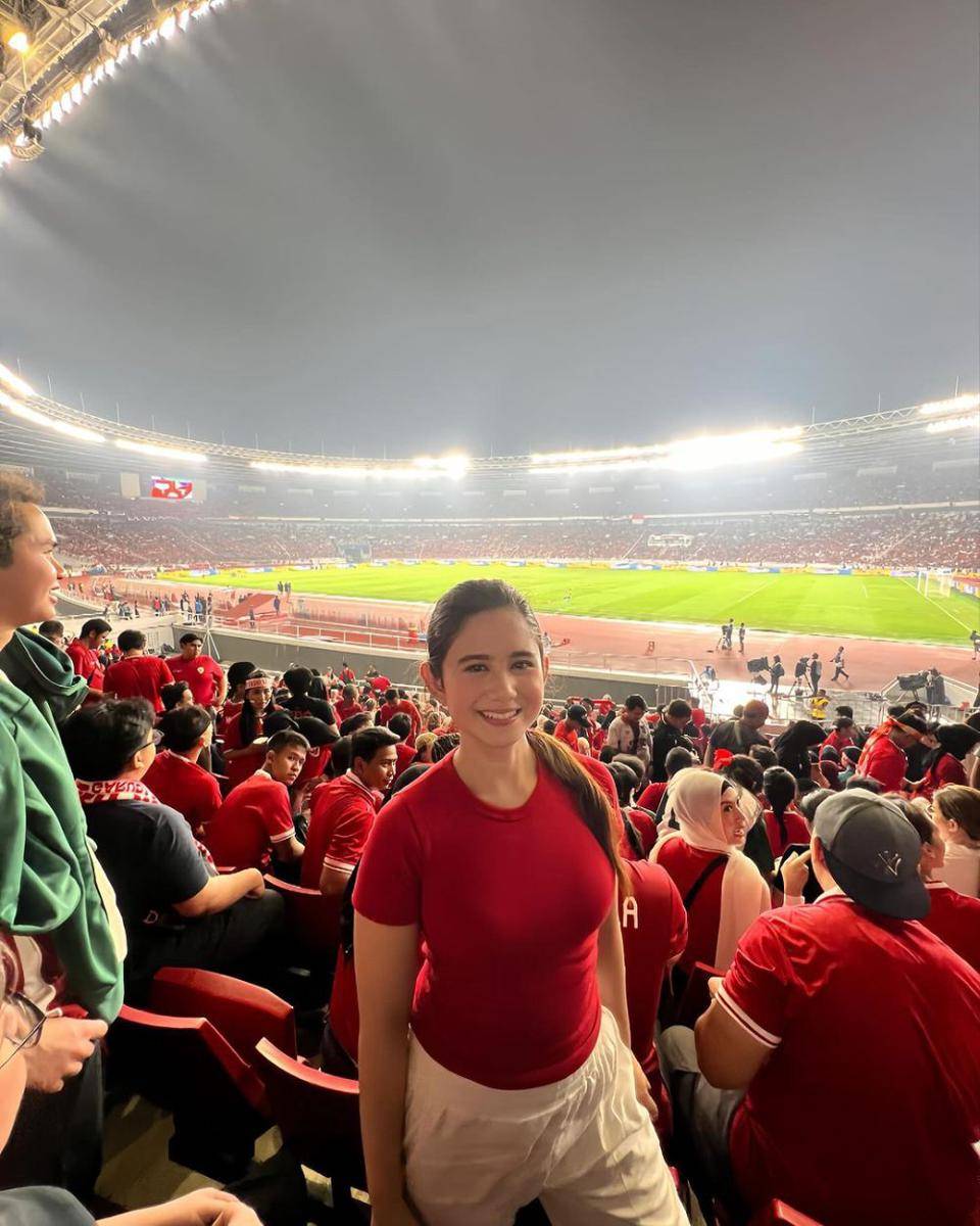 potret Tissa Biani nonton timnas Indonesia di stadion (instagram.com/tissabiani)