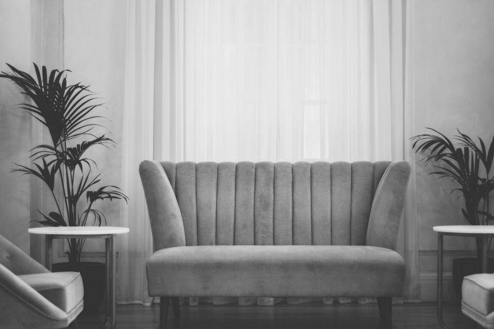 model sofa minimalis untuk ruang tamu dan ruang keluarga (unsplash.com/Angelo Pantazis)