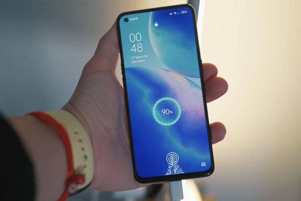 Stop Lakukan Ini! Kebiasaan Ngecas HP Sampai 100% Bikin Baterai Cepat Kembung