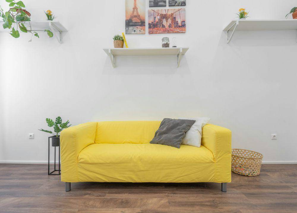 model sofa minimalis untuk ruang tamu dan ruang keluarga (unsplah.com/Bence Balla-Schottner)