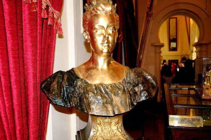 Patung Ratu Wilhelmina dari Belanda di Istana Siak (sigaya.siakkab.go.id)