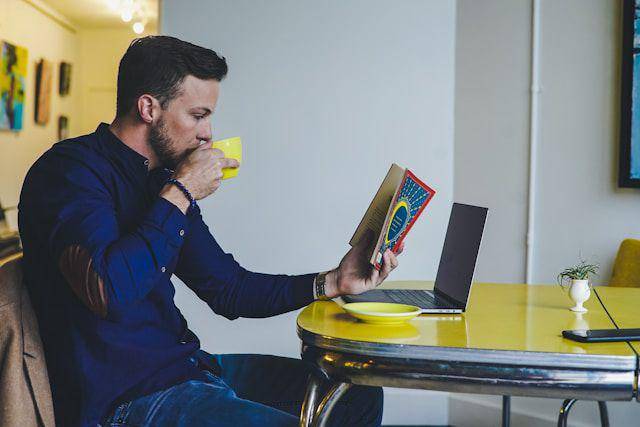 ilustrasi pria membaca buku untuk meningkatkan status diri (unsplash.com/Chris Benson)